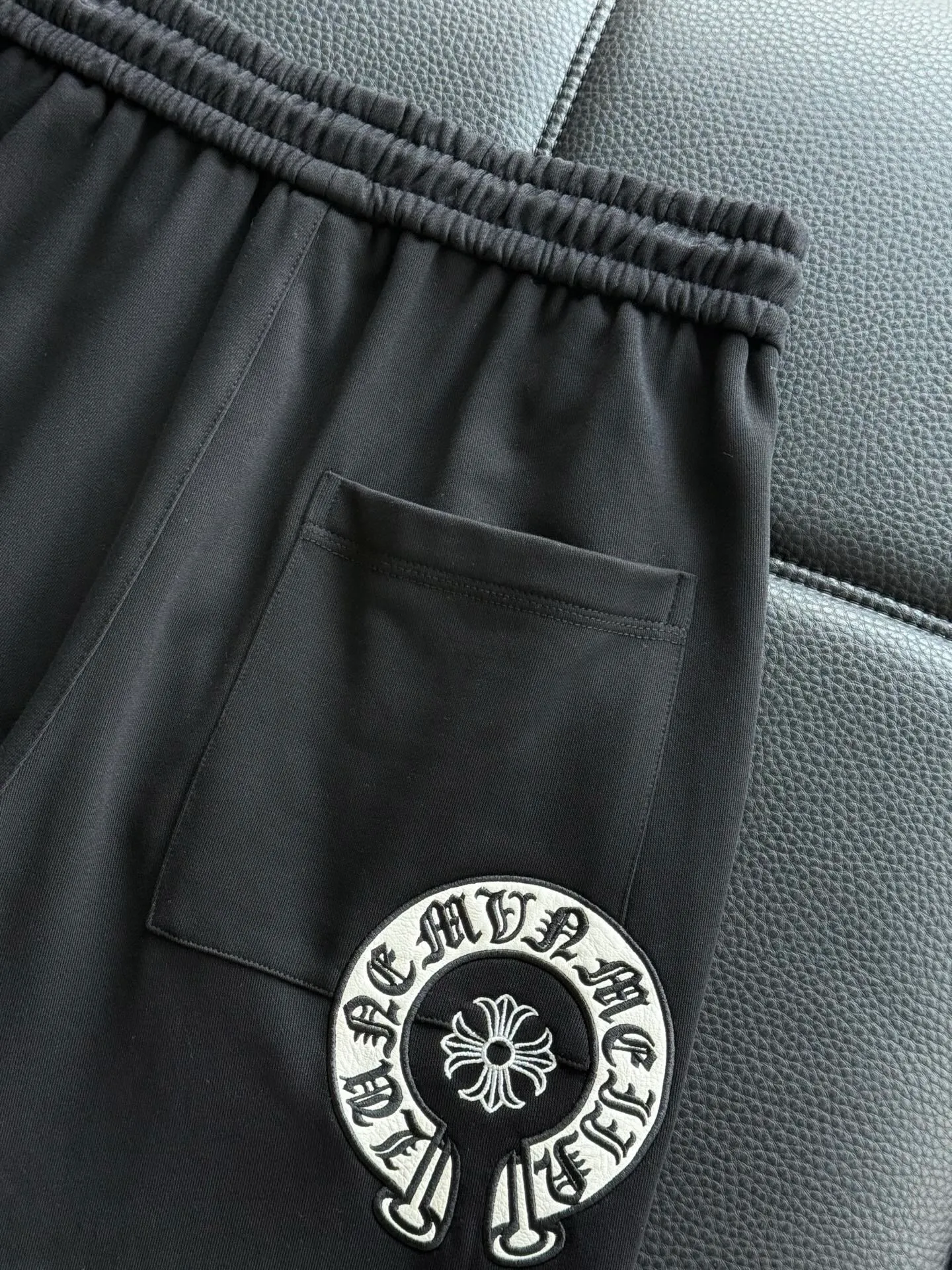 P486 ChromeHearts ChromeHearts terry trousers, pursuit of quality and absolute guarantee of quality! The texture is clearly visible, the texture is soft, delicate and smooth, and the customized three-dimensional embroidery and leather craftsmanship are full of drape! The workmanship is fine and the shoulder lines are smooth. All imported chain machines are used to make the shoulder rolling strips. It has a certain thickness and is not made of cheap material but has a shiny feel that is comfortable and not tight on the upper body. It is the most avant-garde street item that can be easily matched by both men and women!  Color: black white Size: m-3xl Style number: 3750